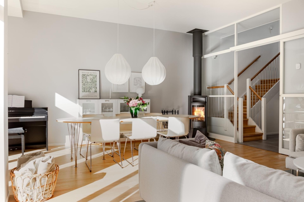 Unikt ljusflöde och rymd – radhus med braskamin och bästa solläge.