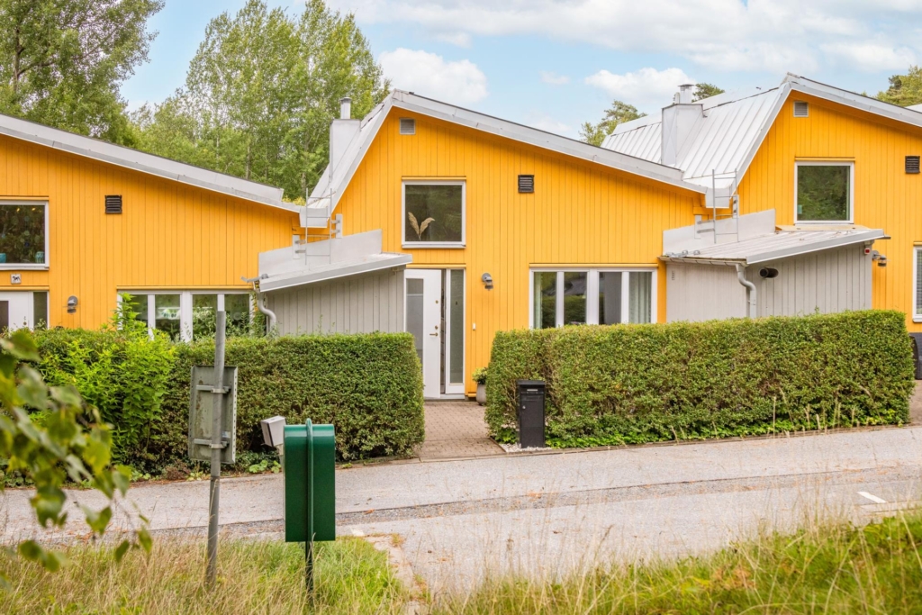 Unik radhustvåa med två uteplatser och trädgård i attraktiva Anneberg!