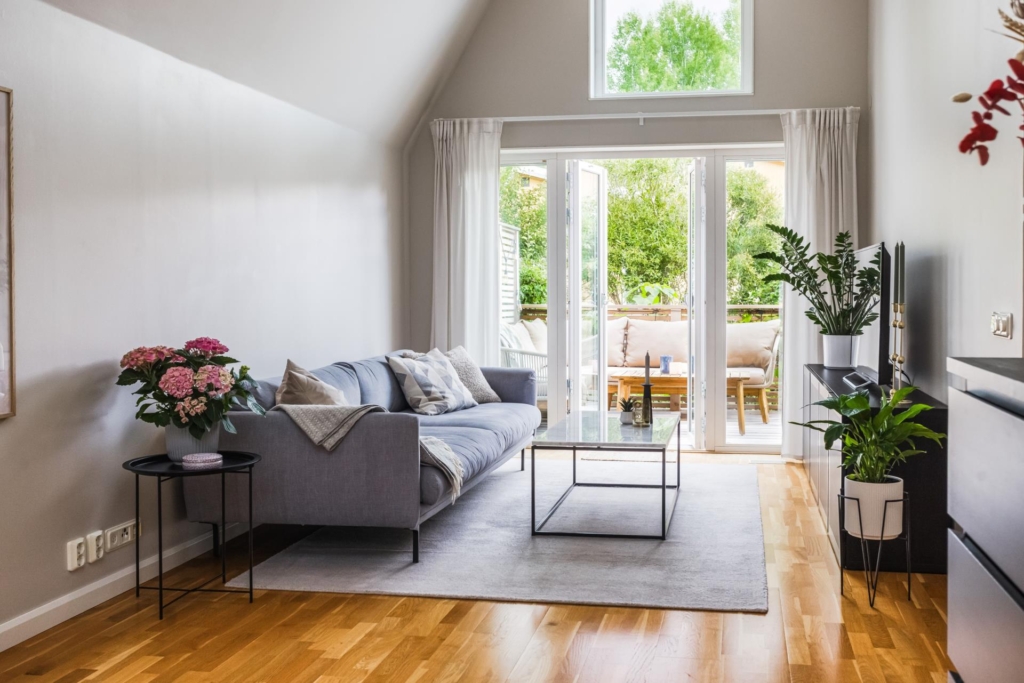 Unik radhustvåa med två uteplatser och trädgård i attraktiva Anneberg!