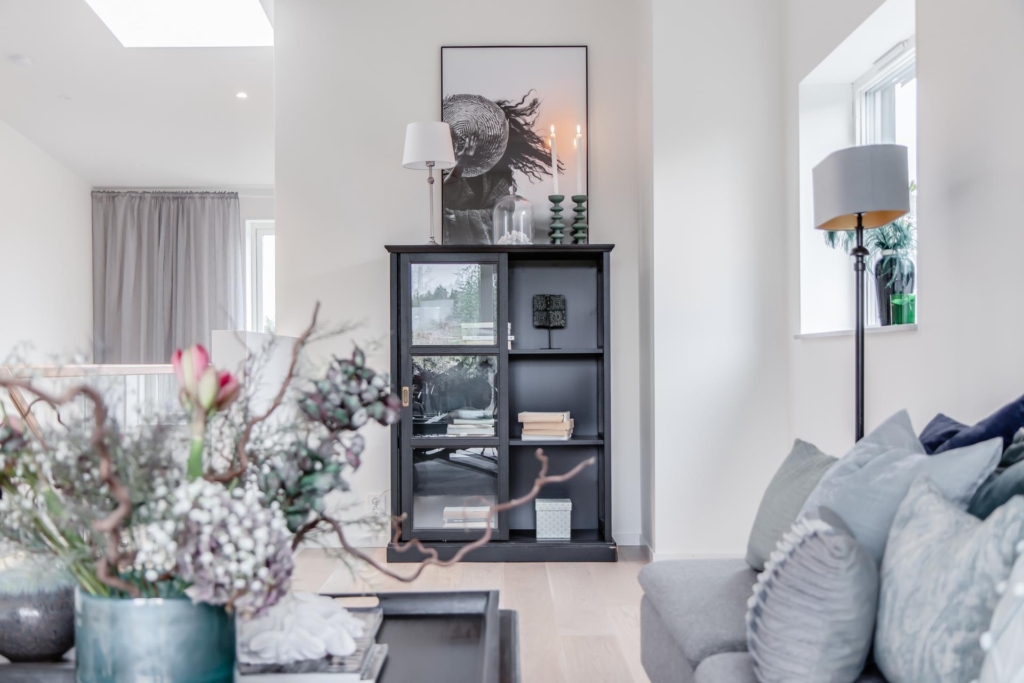 Nyproducerad villa i Svinninge, med påkostad interiör och utsökt läge.