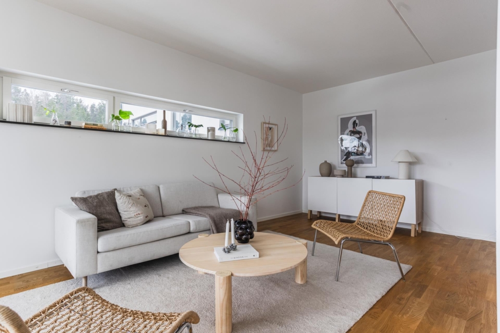 Välkommen till denna fina 3:a med eftertraktat gavelläge!