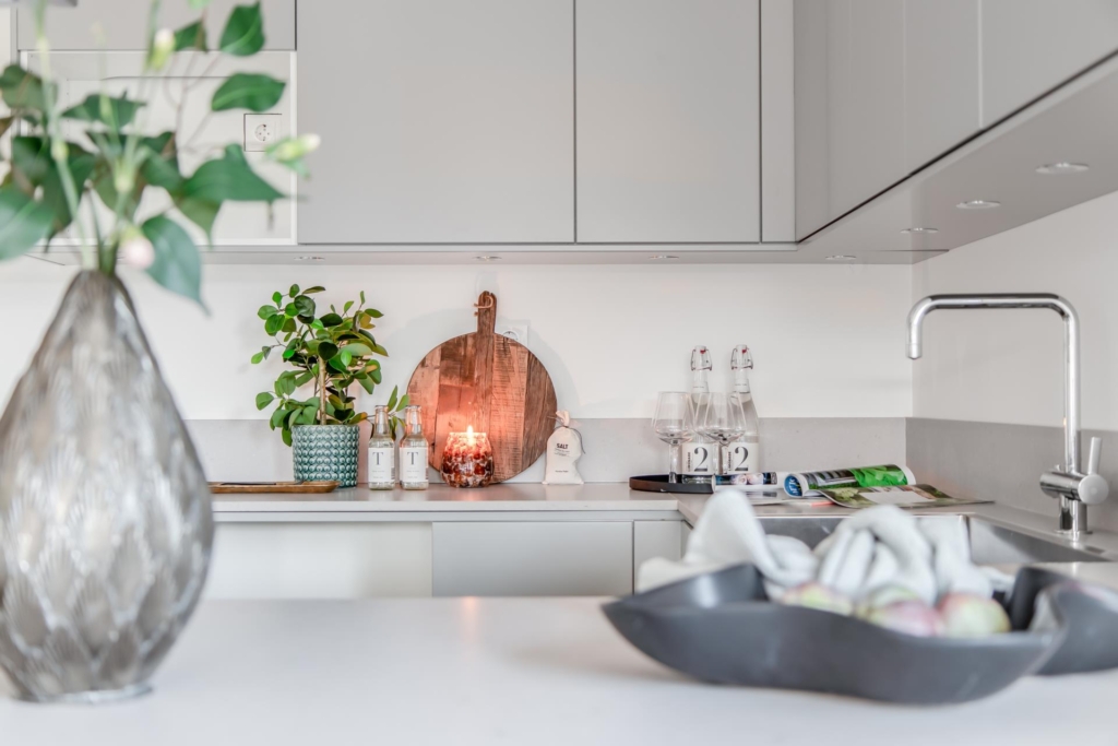 Nyproducerad villa i Svinninge, med påkostad interiör och utsökt läge.