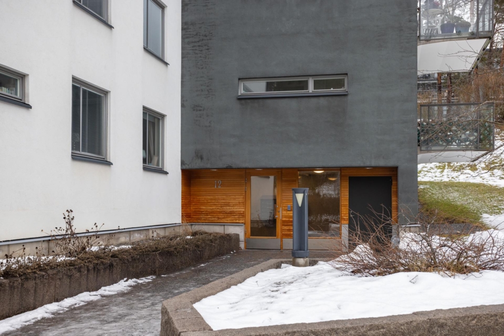 Välkommen till denna fina 3:a med eftertraktat gavelläge!