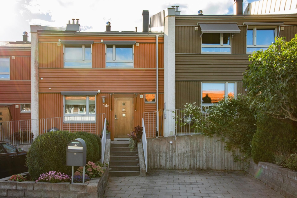 Unikt ljusflöde och rymd – radhus med braskamin och bästa solläge.