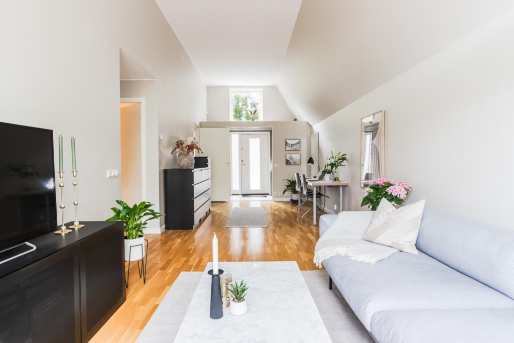 Unik radhustvåa med två uteplatser och trädgård i attraktiva Anneberg!