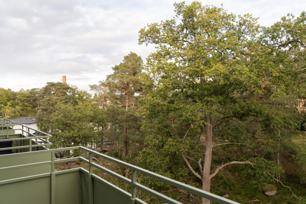 Högst upp i huset med balkong i söderläge och insynsskyddad utsikt – fri andrahandsuthyrning!