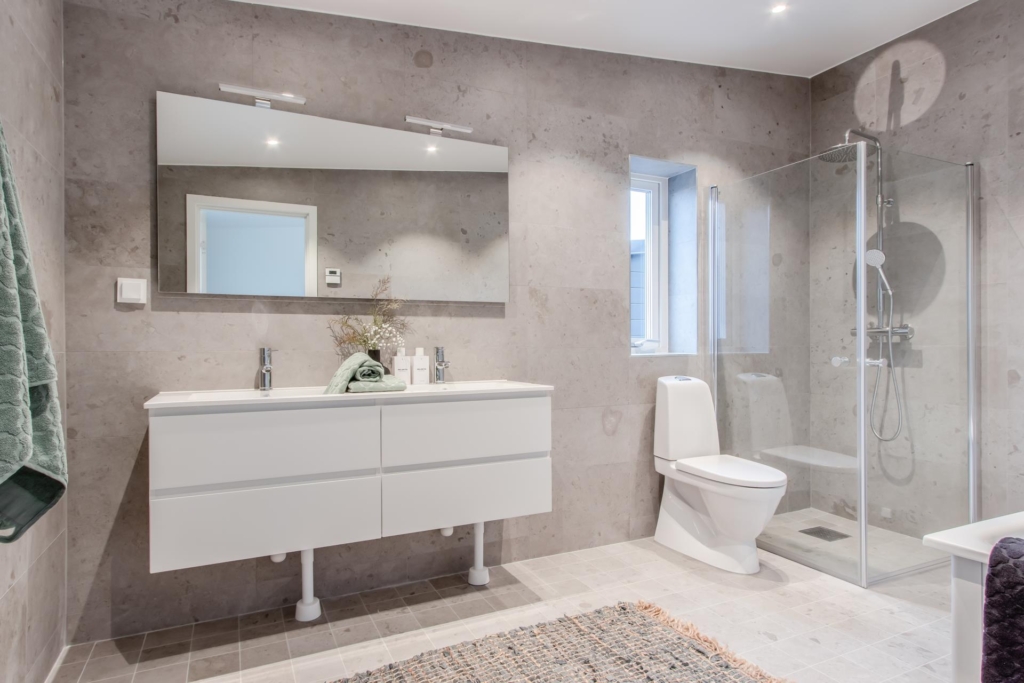 Nyproducerad villa i Svinninge, med påkostad interiör och utsökt läge.