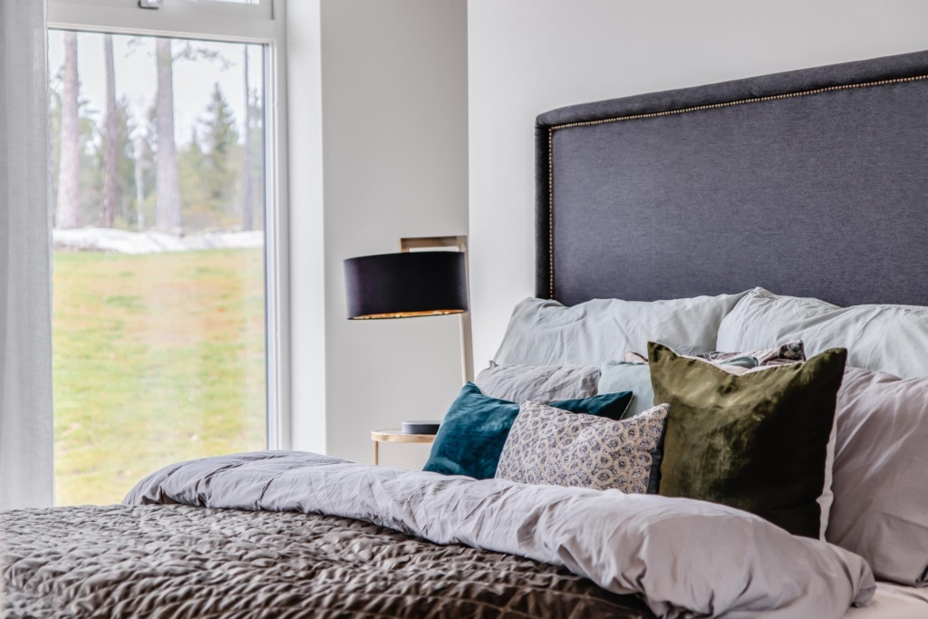 Nyproducerad villa i Svinninge, med påkostad interiör och utsökt läge.