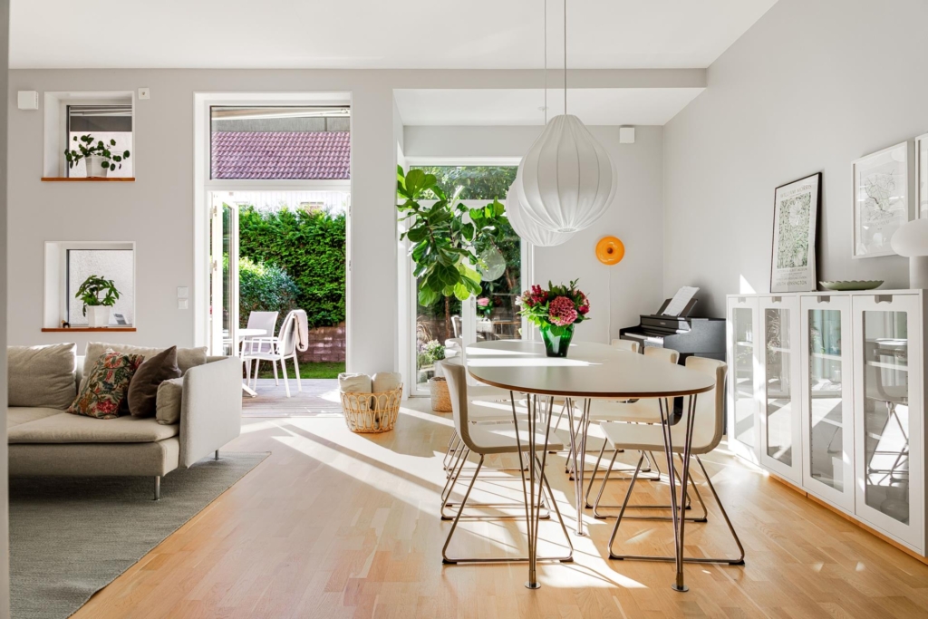 Unikt ljusflöde och rymd – radhus med braskamin och bästa solläge.