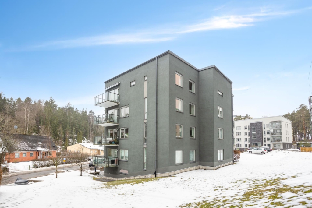 Välkommen till denna fina 3:a med eftertraktat gavelläge!