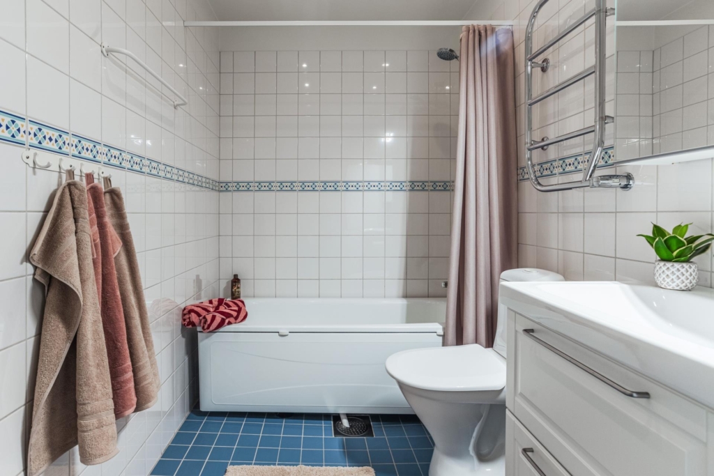 Unik radhustvåa med två uteplatser och trädgård i attraktiva Anneberg!