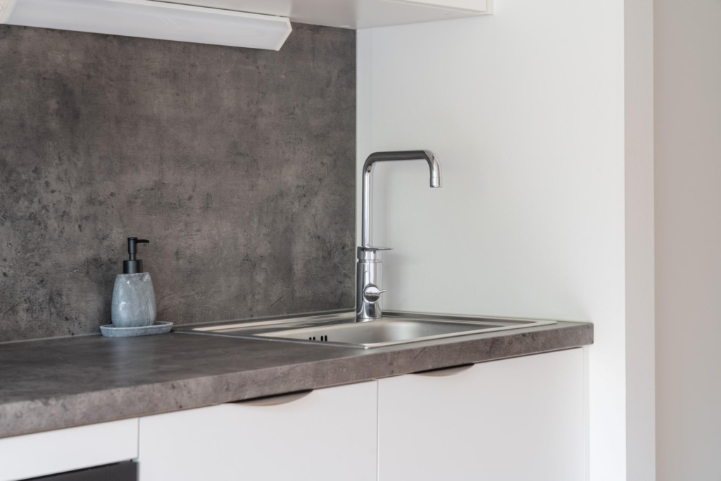 Högst upp i huset med balkong i söderläge och insynsskyddad utsikt – fri andrahandsuthyrning!