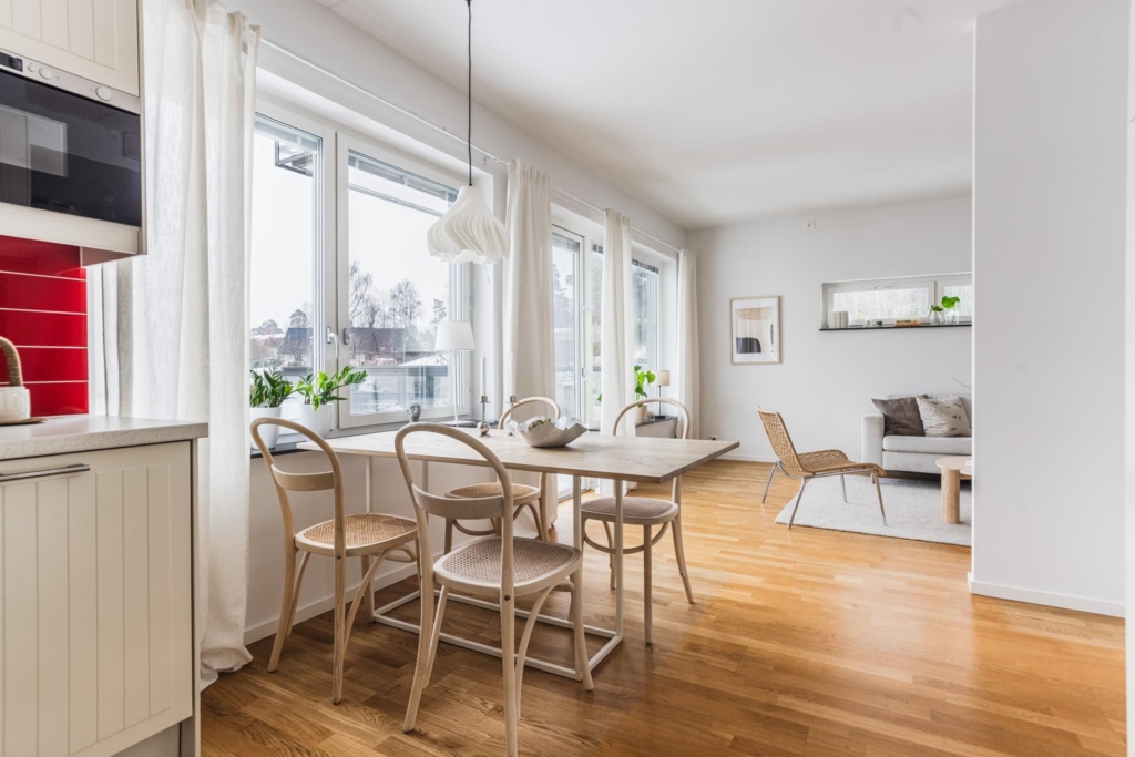 Välkommen till denna fina 3:a med eftertraktat gavelläge!