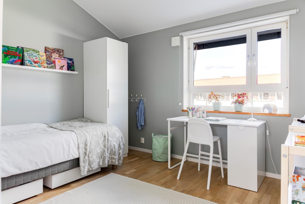 Unikt ljusflöde och rymd – radhus med braskamin och bästa solläge.