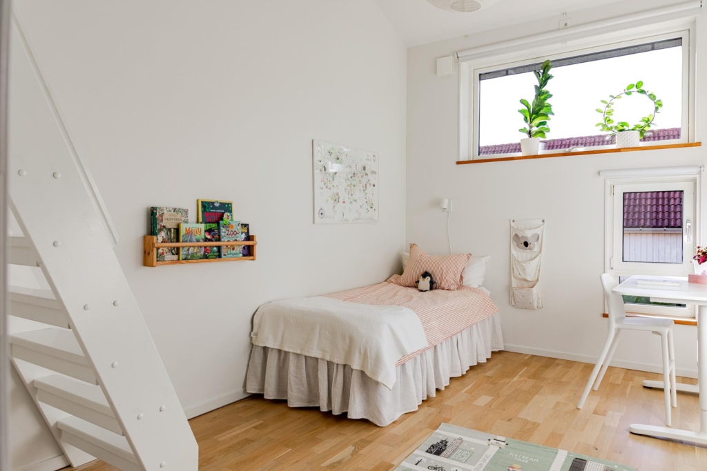 Unikt ljusflöde och rymd – radhus med braskamin och bästa solläge.