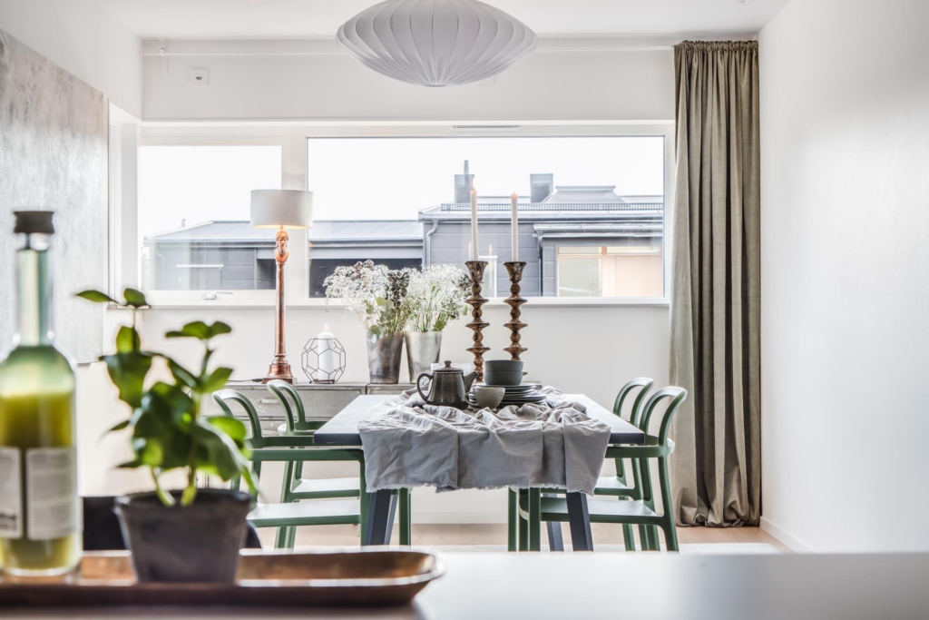 Nyproducerad villa i Svinninge, med påkostad interiör och utsökt läge.