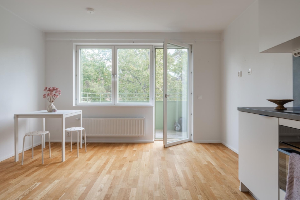 Högst upp i huset med balkong i söderläge och insynsskyddad utsikt – fri andrahandsuthyrning!