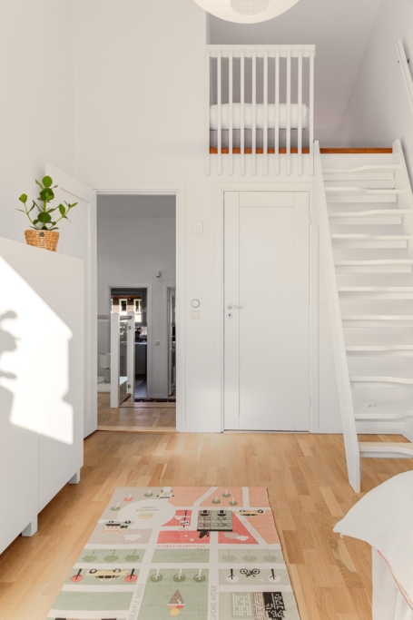 Unikt ljusflöde och rymd – radhus med braskamin och bästa solläge.