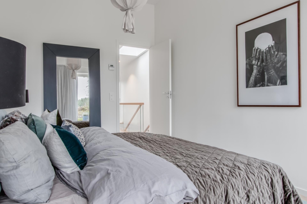 Nyproducerad villa i Svinninge, med påkostad interiör och utsökt läge.