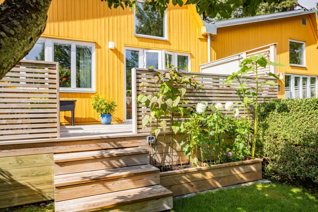 Unik radhustvåa med två uteplatser och trädgård i attraktiva Anneberg!