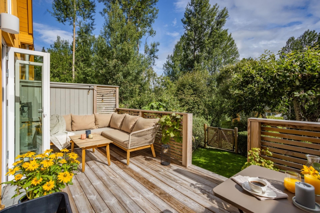 Unik radhustvåa med två uteplatser och trädgård i attraktiva Anneberg!