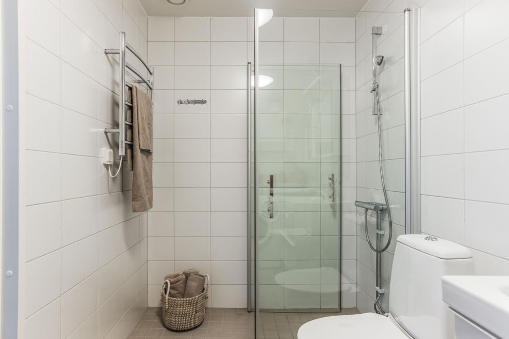 Välkommen till denna fina 3:a med eftertraktat gavelläge!