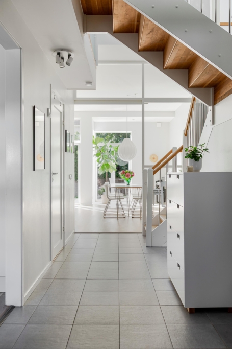 Unikt ljusflöde och rymd – radhus med braskamin och bästa solläge.