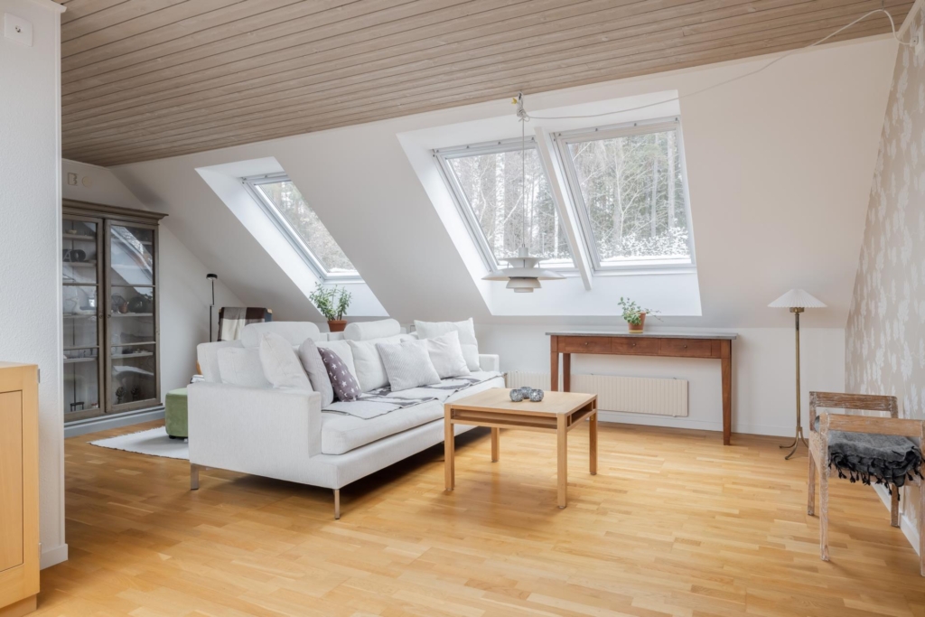 Populärt kedjehus i Ella Gård. Helt lugnt läge och skogen som granne