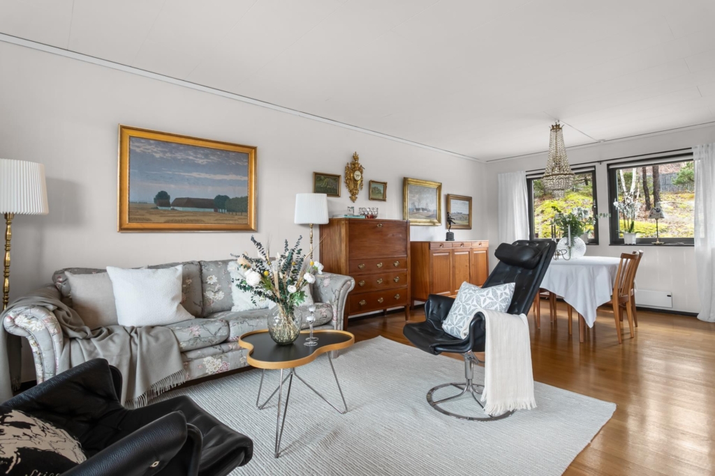 Villa på ca 170 + 34 kvm. Kök, vardags- och matrum på ca 60 kvm. Stort allrum, 5 sovrum och 2 badrum