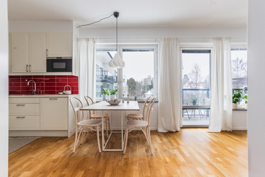 Välkommen till denna fina 3:a med eftertraktat gavelläge!