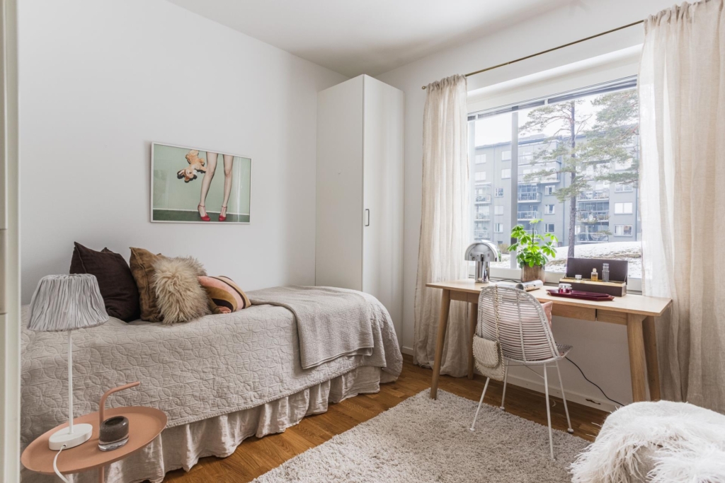 Välkommen till denna fina 3:a med eftertraktat gavelläge!