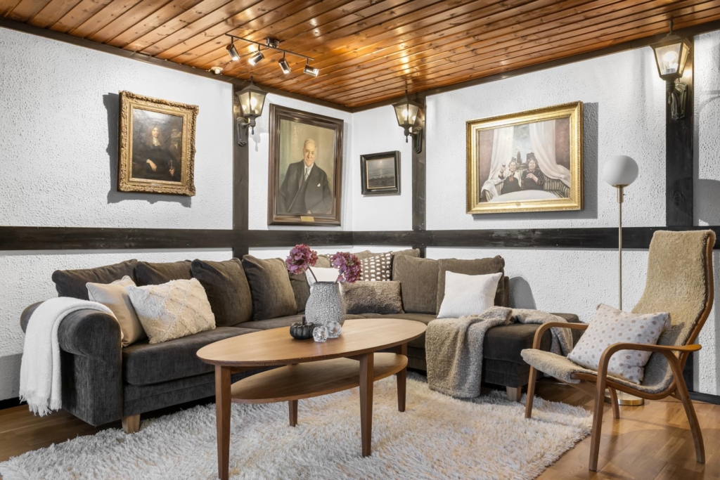 Villa på ca 170 + 34 kvm. Kök, vardags- och matrum på ca 60 kvm. Stort allrum, 5 sovrum och 2 badrum