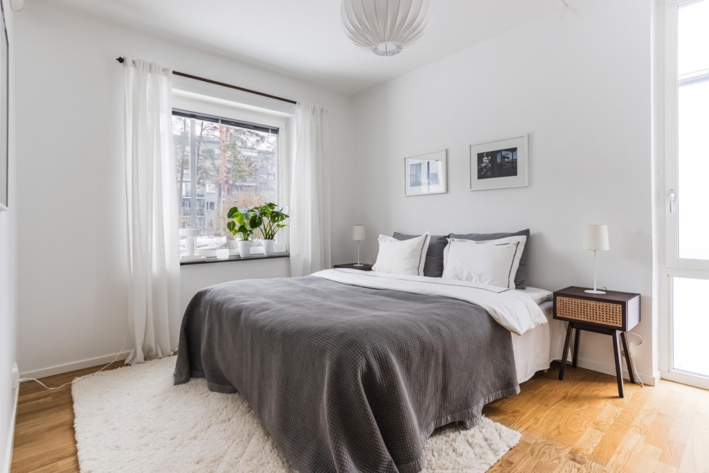 Välkommen till denna fina 3:a med eftertraktat gavelläge!