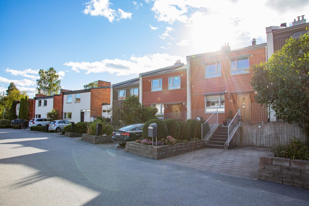 Unikt ljusflöde och rymd – radhus med braskamin och bästa solläge.