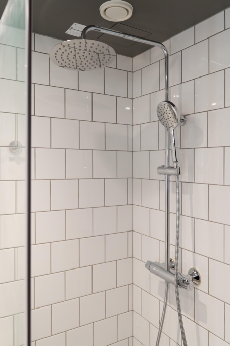 Högst upp i huset med balkong i söderläge och insynsskyddad utsikt – fri andrahandsuthyrning!