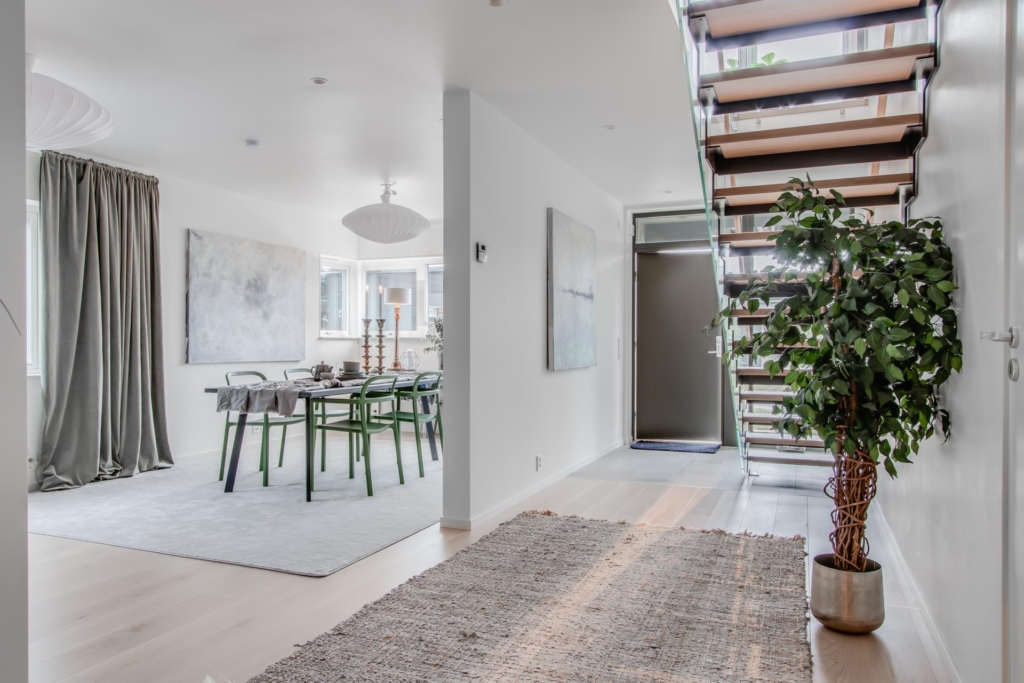 Nyproducerad villa i Svinninge, med påkostad interiör och utsökt läge.