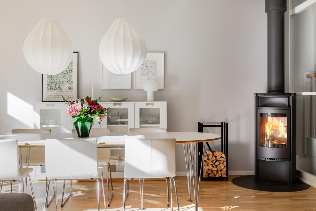 Unikt ljusflöde och rymd – radhus med braskamin och bästa solläge.