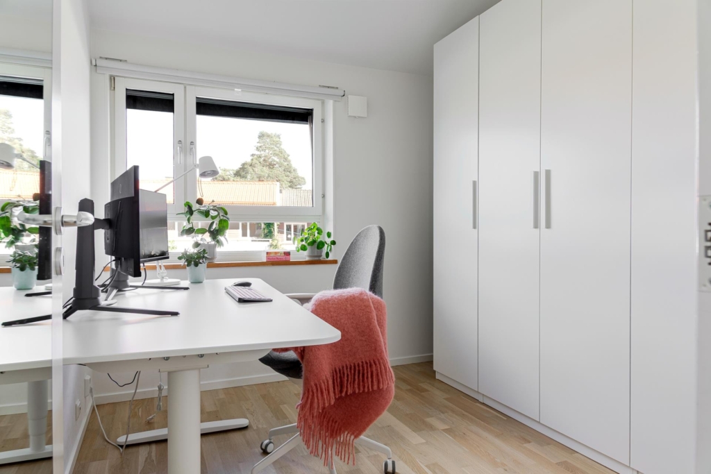 Unikt ljusflöde och rymd – radhus med braskamin och bästa solläge.