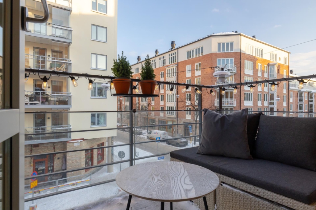 Hörnlägenhet med öppen planlösning och två balkonger.