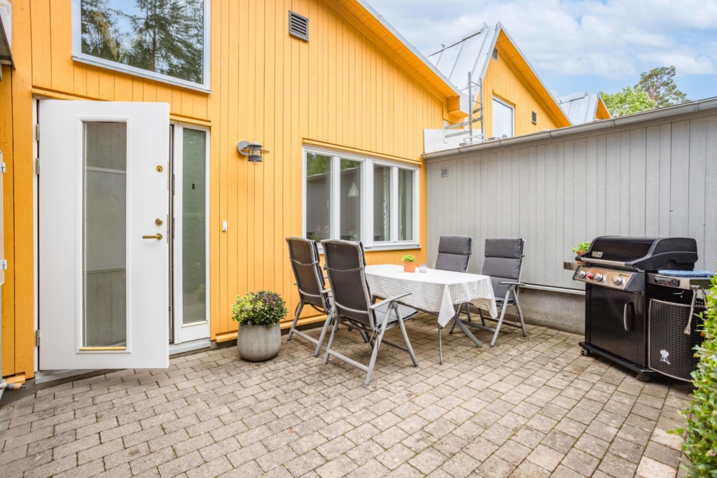 Unik radhustvåa med två uteplatser och trädgård i attraktiva Anneberg!