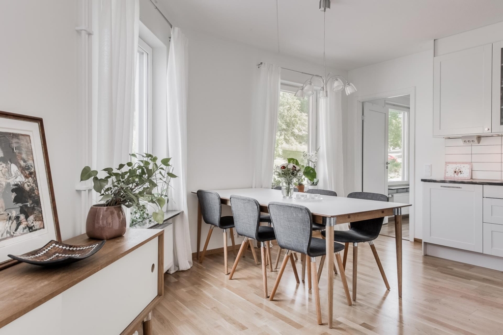 Ljus och välplanerad 4:a med stor söderbalkong