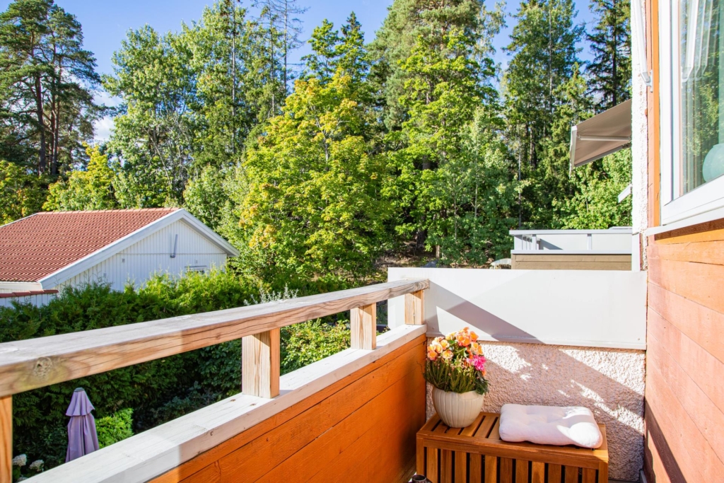 Unikt ljusflöde och rymd – radhus med braskamin och bästa solläge.