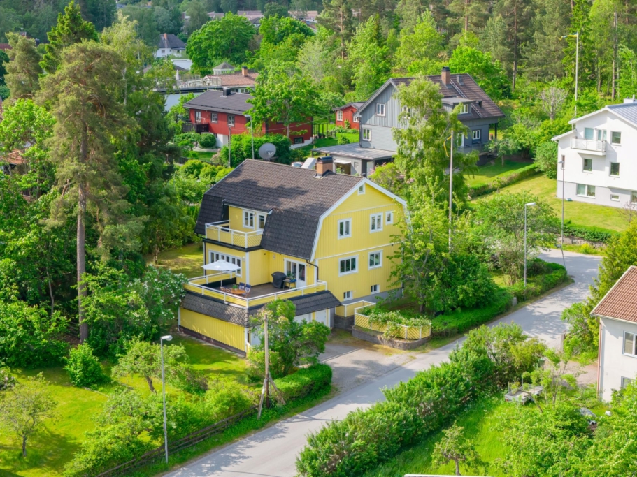 Fantastiskt rymlig 30-talsvilla med stor tomt, dubbelgarage och attraktivt läge i Edsviken!