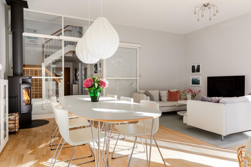 Unikt ljusflöde och rymd – radhus med braskamin och bästa solläge.