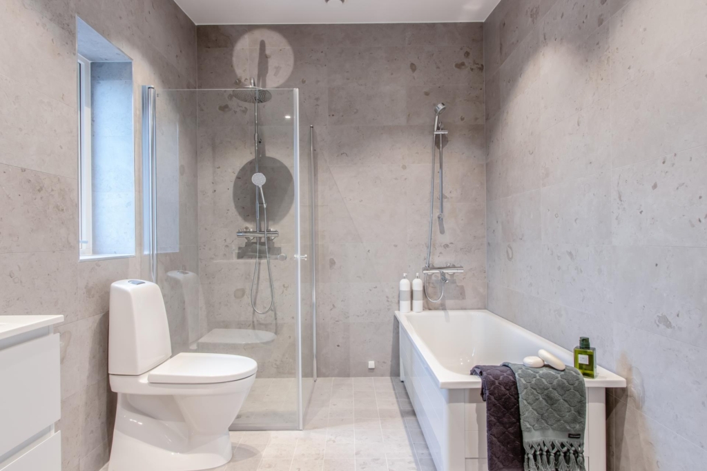 Nyproducerad villa i Svinninge, med påkostad interiör och utsökt läge.