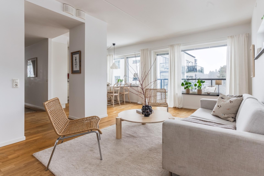 Välkommen till denna fina 3:a med eftertraktat gavelläge!