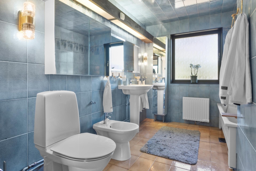 Villa på ca 170 + 34 kvm. Kök, vardags- och matrum på ca 60 kvm. Stort allrum, 5 sovrum och 2 badrum