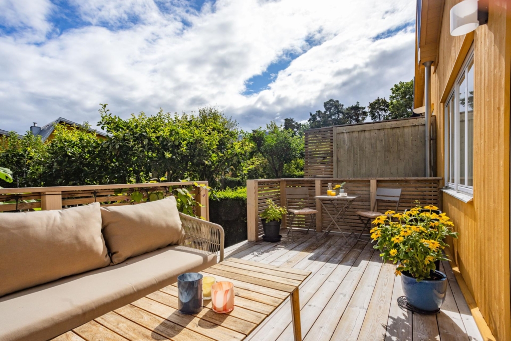 Unik radhustvåa med två uteplatser och trädgård i attraktiva Anneberg!