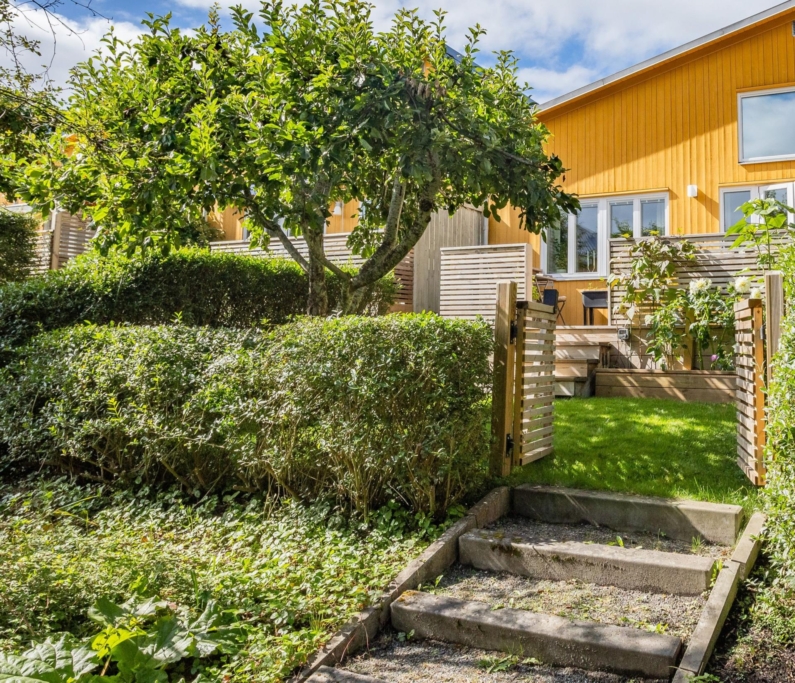 Unik radhustvåa med två uteplatser och trädgård i attraktiva Anneberg!