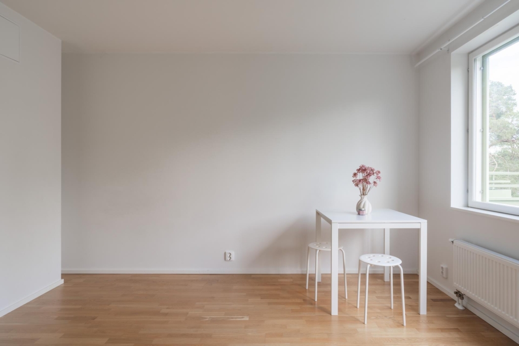 Högst upp i huset med balkong i söderläge och insynsskyddad utsikt – fri andrahandsuthyrning!